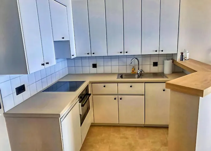 Near Port With Scenic Views نيوبورت